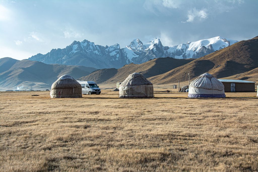 kel_suu_lake_horse_trek_yurt_camp